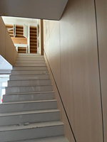 Panneau en aluminium alvéolaire à texture de grain de bois, ignifuge, isolant, durable, décoration murale intérieure pour hôtels et écoles
