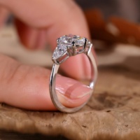 Bague de fiançailles en or massif 14K/18K avec diamant de laboratoire ovale de 0,5 à 3 carats, pierres latérales en forme de poire personnalisées, trois pierres, certifiée IGI CVD/HPHT