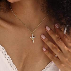 <span class=keywords><strong>Collana</strong></span> <span class=keywords><strong>Girocollo</strong></span> con Ciondolo a Croce e Corona Semplice per Donne, Uomini e Ragazze, Gioiello Trendy ed Elegante per Regalo di Black Friday e Natale - Product Image 3