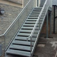 Escaliers droits en acier pour l'extérieur conformes aux codes de construction américains pour les développeurs