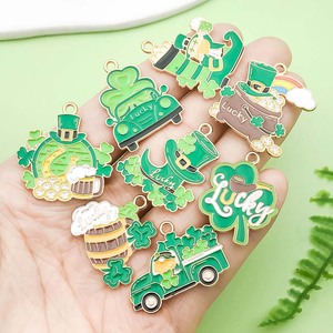 Pendentif en alliage trèfle irlandais, breloques à thème de dessin animé pour accessoires de bijoux DIY, unisexe, à porter au quotidien - Product Image 1