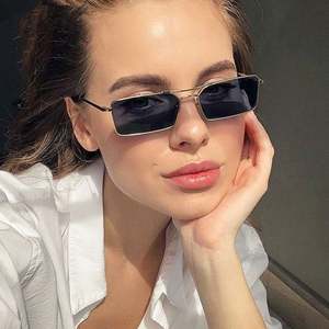Lunettes de soleil carrées tendance vintage pour femmes, transparentes, avec verres colorés UV400, vente en gros - Product Image 1