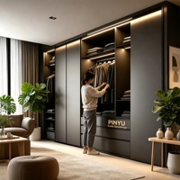 Armoire coulissante moderne minimaliste en bois composite pour chambre à coucher, avec compartiments de rangement dissimulés et quincaillerie à fermeture douce