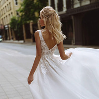 Gaun pengantin baru 2025 ini menampilkan tema Prancis, dengan desain transparan yang ringan dan sangat seperti peri, serta potongan V-neck yang seksi dan ekor yang mempesona.