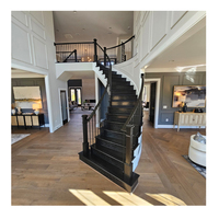 Escalier Courbé Moderne et Durable avec Garde-Corps en Verre et Marches Métalliques pour Appartement Intérieur – Design Intérieur Personnalisé Écologique