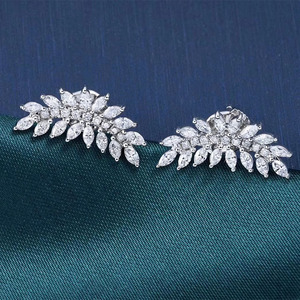 Orecchini a Forma di Foglia per Donne, Accessori di Moda Minimalisti Ispirati alla Natura per Uso Quotidiano - Product Image 1
