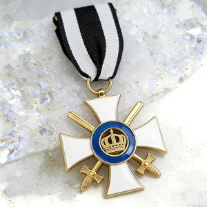 Broche personnalisée style vintage en forme de croix, épinglette émaillée <span class=keywords><strong>Couronne</strong></span> et Épées avec ruban, Médaille de collection - Product Image 1
