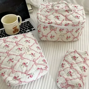 Sac de toilette de maquillage de voyage en coton matelassé à fermeture éclair avec logo de taille personnalisée pour les soins de la peau