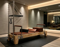 Reformer Pilates semi-élevé en bois de chêne avec tour de reformer en aluminium, lit d'entraînement multifonctionnel pour le renforcement du tronc, pour studio de Pilates et salle de sport