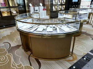 Diseño Interior de Joyería Acrílica Personalizada para Centro Comercial, Acero Inoxidable con Acabado Espejo - Product Image 4