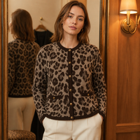 Kardigan Wanita Rajut Wol Murni Motif Leopard Bersertifikasi GOTS Kerah Bulat Kancing Emas Saku Tempel - Laris Terjual