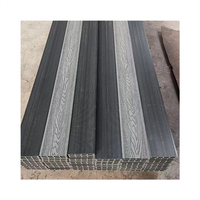 Plancher de terrasse en plastique en bois gaufré 3D à bord plat Panneau composite de terrasse extérieure en teck de 25mm utilisé pour la piscine