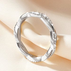 แหวนมอสซาไนต์ 0.22 กะรัต รับรองโดย VVS1 GRA ประดับแบบ Pave Set ลายไขว้ ตัวเรือนทองแดงชุบทอง 14K สำหรับผู้หญิง สวมใส่ได้ในโอกาสสบายๆ - Product Image 2