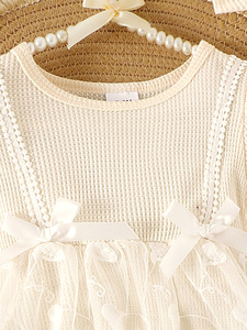 Set di Abbigliamento per Neonata 3 Pezzi con Body in Pizzo a Maniche Corte, Fascia per Capelli e Calzini - Product Image 4