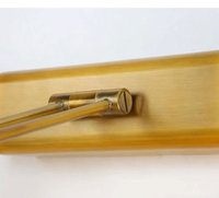 Miroir de salle de bain moderne réglable et extensible avec éclairage intégré, idéal pour hôtels et toilettes intérieures, luminaire décoratif mural.