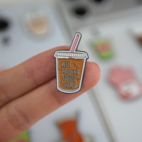 Broche en métal émaillé personnalisée avec logo, en zinc et fer, motif mignon de fille avec café glacé, nœud et tasse de matcha, et mots arabes en relief, vente en gros