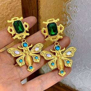 Pendientes de Aro con Mariposa de Diamantes Verdes Retro de Moda para Mujer, Estilo Europeo Americano de Alta Gama, Aleación Chapada en Oro de 18K con Engaste de Bisel - Product Image 5