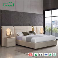 Ensemble de lit capitonné opulent avec tête de lit à panneaux incrustés d'or, service complet sur mesure pour villas, propriétés, appartements de luxe et hôtels