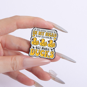 เข็มกลัดเป็ดเหลืองน่ารัก ข้อความในหัวของฉันยังคงเตือนให้ฉันหาเป็ดเพิ่ม  เข็มกลัดติดเสื้อ  เครื่องประดับรูปสัตว์ ของขวัญ - Product Image 3