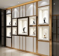 Support mural élégant et moderne pour montres, niche en métal doré et verre pour la vente de montres et de bijoux