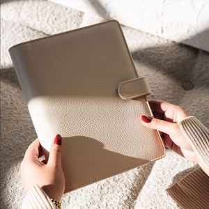 Carnet de notes/agenda/portefeuille personnalisable en cuir litchi A5, couverture rigide, à anneaux, six trous, avec porte-cartes - Product Image 1
