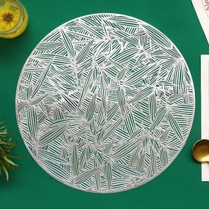DISPONIBILE Sottopiatto Rotondo in PVC Metallizzato con Design Bambù, Pressato in Vinile, Traforato per Decorazione Tavola e Casa - Product Image 3