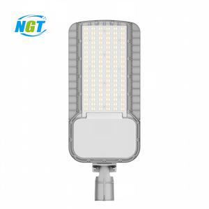 ไฟถนน LED กำลังสูง 100w 200w สำหรับพื้นที่จอดรถสาธารณะกลางแจ้ง  กันน้ำระดับ IP65  ตัวโคมทำจากอลูมิเนียมหล่อขึ้นรูป - Product Image 1