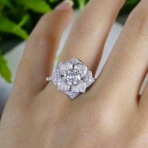 Anello a forma di fiore dal design elegante per l'uso quotidiano da parte delle donne - Product Image 2