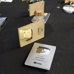 Trofei Personalizzati a Forma di Pulsante di Riproduzione in Lega di Alluminio Argento e Oro, Ecologici, Stile Sportivo, Bomboniere per Matrimoni, Regali per Feste Nuziali, Sabbiati - Product Image 3