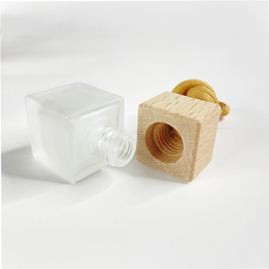 Bottiglia di profumo per auto in vetro smerigliato opaco quadrato da 8ml con coperchio in legno naturale-diffusore di deodoranti per auto - Product Image 5