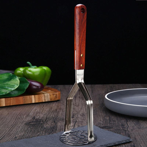 Triturador manual de patatas de acero inoxidable SYH1282 al por mayor con mango de madera, utensilio de cocina para frutas y verduras - Product Image 1