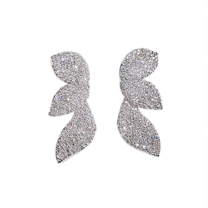 Boucles d'oreilles clous en or blanc E4782, forme végétale, micro-incrustation, bijoux de luxe pour femme, idéales pour les soirées - Product Image 1