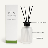 Bouteille diffuseur en verre dépoli rond avec bouchon noir et bâtonnets en rotin pour l'emballage de parfums d'intérieur