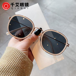 Lunettes de soleil ovales Qianai pour femmes, monture dorée, verres PC UV400 anti-reflets, style feuilles de thé transparentes gris champagne - Product Image 5