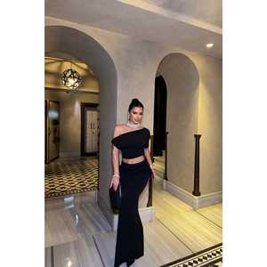 Costume formel noir avec décoration boutonnée style jupe - Product Image 2