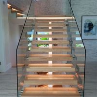 Escalier moderne personnalisé en tube carré avec surface antidérapante, garde-corps en verre et main courante en fer pour usage résidentiel intérieur