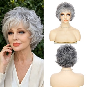 Parrucca Corta Sintetica da 8 Pollici 150% Densità, con Rete a Rosa, Fibra Resistente alle Alte Temperature, Grigio Naturale Ondulato con Frangia, Effetto Naturale, Resistente al Calore - Product Image 1