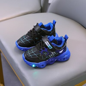 Chaussures de sport décontractées pour enfants, haute qualité, maille respirante, lumière LED, style basketball, pour activités de plein air - Product Image 4