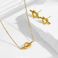 Collar de Lujo Mirawell Niche Sweetheart Estilo Hong Kong con Nudo de Amor, Perla, Flor y Cadena de Bambú, Chapado en Oro de 18K para Mujer