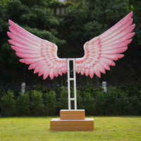 Sculpture en fibre de verre ailes d'ange grandeur nature avec support en bois anti-corrosion pour paysage extérieur et décor d'affichage commercial