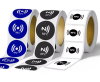 Conçu sur mesure 13.56MHz RFID NFC Tag ISO modèle 213 215 216 Mini autocollant d'étiquette PET étanche pour les médias sociaux