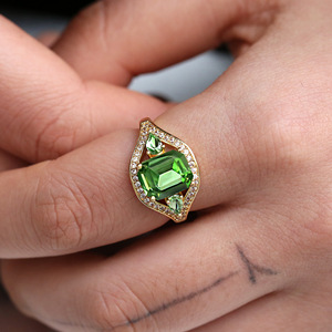 Anello di Fidanzamento con Gemma Verde per Donne, Elegante Gioiello da Dito alla Moda - Product Image 3