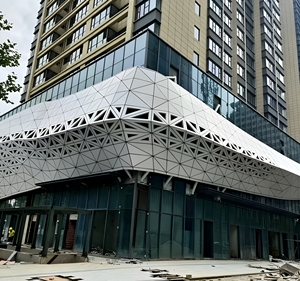Panneaux décoratifs perforés en aluminium modernes et personnalisés pour hôtels et façades métalliques de bâtiments, panneaux extérieurs découpés au laser - Product Image 1