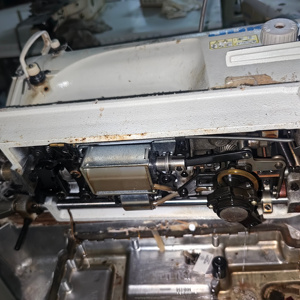 ماكينة خياطة جوكي 8700A-7 ذات إبرة واحدة وغرزة متشابكة مبرمجة بالكمبيوتر، محرك أساسي بسرعة 5000 غرزة/دقيقة، سماكة 4 مم، مستعملة - Product Image 2