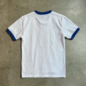 เสื้อยืดสีขาวสำหรับผู้ชาย แต่งขอบสีน้ำเงิน พิมพ์โลโก้ตามสั่ง คอกลม แขนสั้น ทรงปกติ ผ้าคอตตอนเจอร์ซีย์ - Product Image 2
