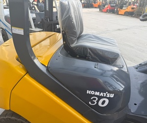 Chariot élévateur diesel Komatsu FD30-14 FD30-16 FD30-17 Heli 3 tonnes d'occasion H2000 en excellent état avec mât triple - Product Image 3