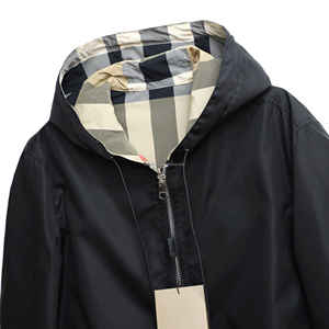 Chaqueta Fina de Primavera para <span class=keywords><strong>Hombre</strong></span> de Diseño Británico Reversible Acolchada con Capucha para Exteriores con Revestimiento y Patrón de Cuadros Icónico de Lujo en Poliéster - Product Image 4