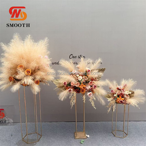 Composizione Floreale Sferica da 35cm con Rose Bianche e <span class=keywords><strong>Pampas</strong></span> per <span class=keywords><strong>Centrotavola</strong></span> Matrimoniale ed Eventi - Product Image 6
