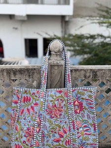 Bolso tote acolchado de algodón con estampado floral, hecho a mano, para viajes, compras, bolso de hombro para mujer - Product Image 4
