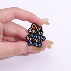 Jesus é rei broches personalizado Jesus te ama metal macio esmalte pin lapela emblemas Jesus cita pin presente para crianças amigos - Product Image 4